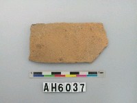 藏品(褐色夾砂陶片)的圖片